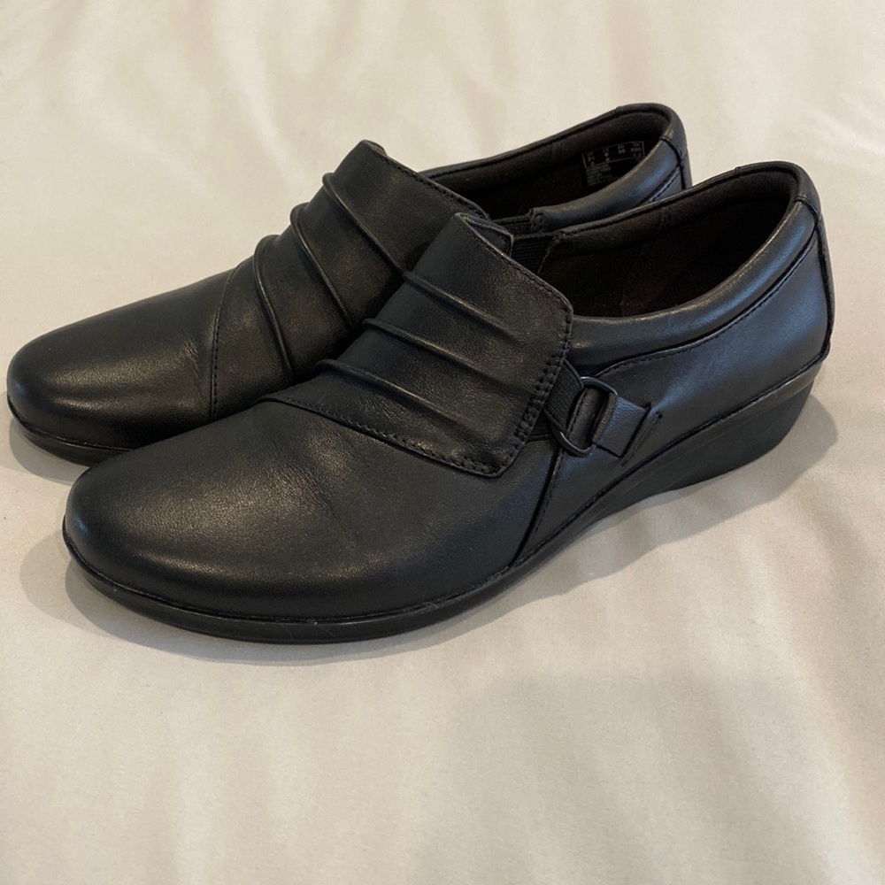 Clarks womens black flats size 6. 13285